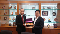 Prof. Fok Tai-fai (left), Pro-Vice Chancellor of CUHK presents a souvenir to Prof. Zhu Shiqiang, Director of Zhejiang Lab